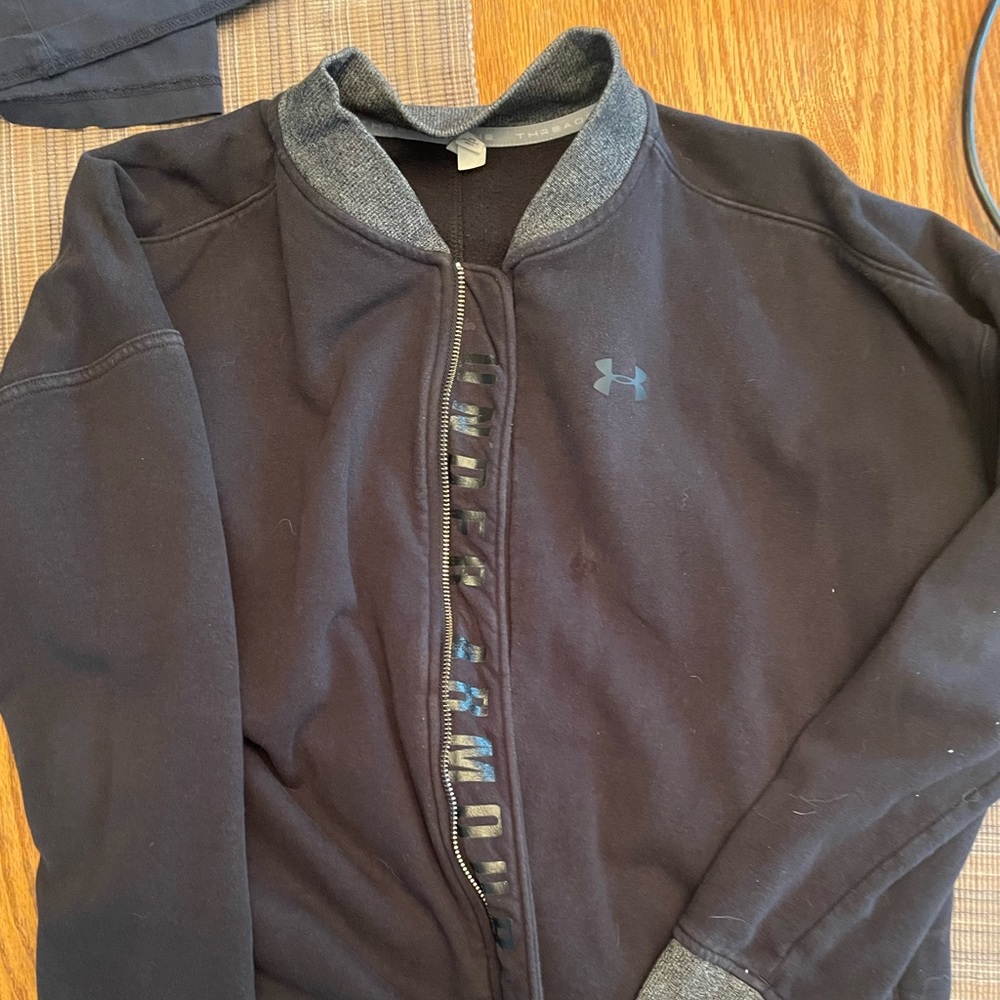 Women’s medium under armors sweatshirt
